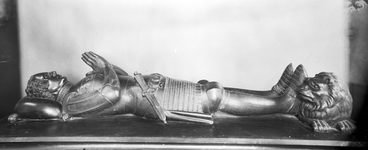 835476 Afbeelding van een 14e eeuws grafmonument van een ridder uit het geslacht Drakenborch.